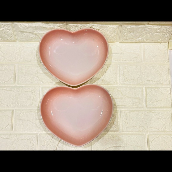Le Creuset Heart Curved Dish Set of 2 - Picture 5 of 5